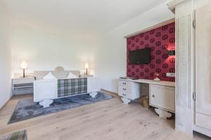 Televiisor ja/või meelelahutuskeskus majutusasutuses Hotel B&B "Zur Schanz"