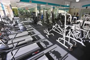 Fitness centrum a/nebo fitness zařízení v ubytování Crystal Beach Suites Miami Oceanfront Hotel
