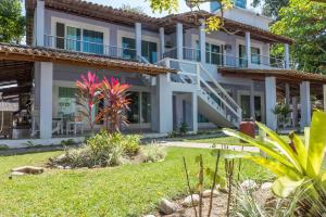 an exterior view of a house with a yard at Hotel Mundaí Praia Camping e Est para Mh in Porto Seguro