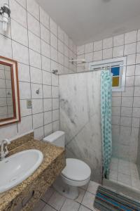 a bathroom with a sink and a toilet and a shower at Hotel Mundaí Praia Camping e Est para Mh in Porto Seguro