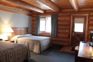 En eller flere senger på et rom på Nootka Lodge