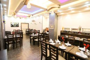 - un restaurant avec des tables et des chaises dans une salle dans l'établissement 7Boys Hotel, à Amman