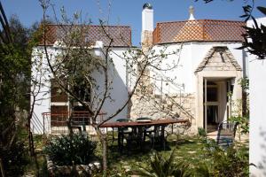 a house with a table and chairs in the yard at La Cascata in Noci