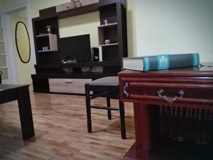 ein Wohnzimmer mit einem Tisch und einem Buch darauf in der Unterkunft Apartment Jelena in Belgrad