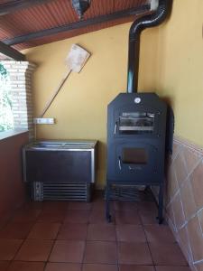 a stove in the corner of a room at Alojamiento Macarena in Burunchel