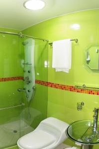 Koupelna v ubytování Apartahotel Vincent Suites + 33 fotografií