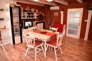 a dining room with a table and chairs at Apartman Nives in Lubenice