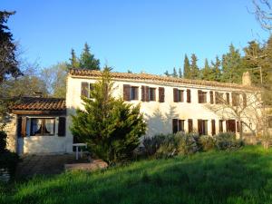 an old stone house in the middle of a field at Le mas des Lilas in Uzès