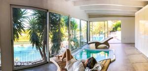 una donna sdraiata su uno scivolo in una stanza con piscina di Viestemare Resort & SPA a Vieste