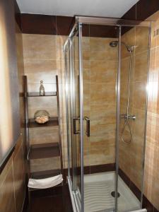 eine Dusche mit Glastür im Badezimmer in der Unterkunft Apartamento Terrazas de Monachil in Monachil