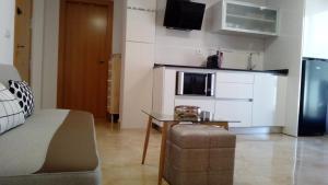 ein Wohnzimmer mit einem Sofa, einem Tisch und einer Mikrowelle in der Unterkunft Apartamento Terrazas de Monachil in Monachil + 46 Fotos