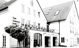 une photo en noir et blanc d'un bâtiment dans l'établissement Altstadthotel Haßfurt GbR, à Hassfurt