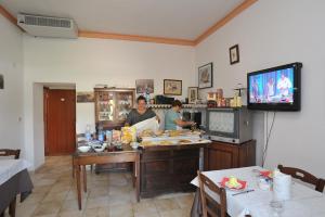 two women are preparing food in a kitchen at B&B Il Giardino Etrusco in Saturnia