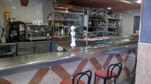 a bar in a restaurant with two chairs and a counter at Pensión Flipper in Bullas