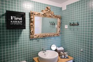 ein Bad mit einem Waschbecken und einem Spiegel in der Unterkunft Porto Duke's House in Porto