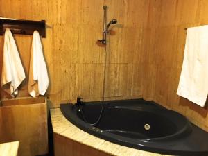 W łazience znajduje się wanna z prysznicem. w obiekcie BOOKINGHAM ★Apartaments & Suites w Madrycie +37 zdjęć