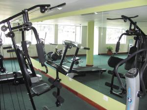 Spordikeskus ja/või sportimisvõimalused majutusasutuses Apartahotel Vincent Suites
