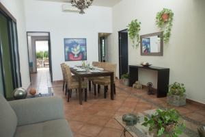 - un salon avec une table et des chaises dans l'établissement Cozy house downtown Cancun, à Cancún