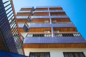 um edifício alto com painéis solares azuis em Hotel Brisa Rio em Jacareí