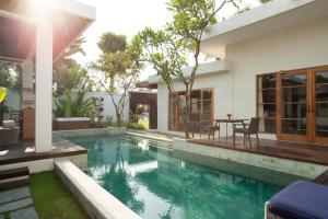 Der Swimmingpool an oder in der Nähe von The Samaya Seminyak Bali