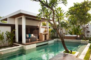 - une piscine en face d'une villa dans l'établissement The Samaya Seminyak Bali, à Seminyak