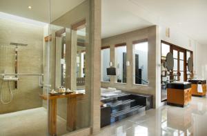 Ein Badezimmer in der Unterkunft The Samaya Seminyak Bali