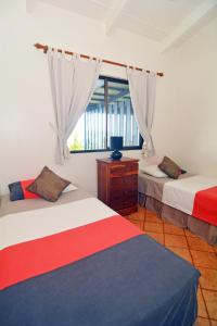 1 dormitorio con 2 camas y ventana en Pacific Lagoon Apartments, en Port Vila