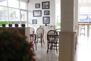 Un restaurante o sitio para comer en Wakeup Homestay