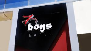 Un cartel de un hotel Bos en un edificio. en 7Boys Hotel, en Amán