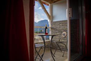 a balcony with a table and chairs and a window at Hotel & Suites Cerro Roj0 in Tlatlauquitepec