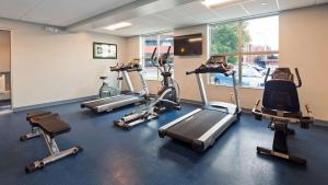 Fitness centrum a/nebo fitness zařízení v ubytování Best Western PLUS Franklin Square Inn