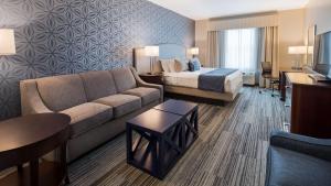 Postel nebo postele na pokoji v ubytování Best Western PLUS Franklin Square Inn