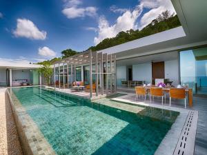 Der Swimmingpool an oder in der Nähe von Malaiwana Residences