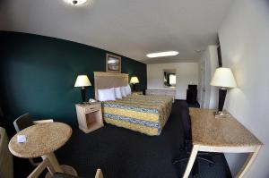 Postel nebo postele na pokoji v ubytování Empire Inn & Suites Absecon/Atlantic City