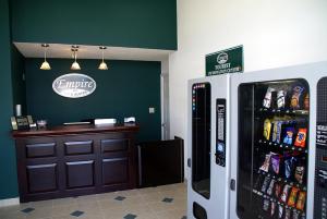 uma mercearia com um frigorífico e um balcão em Empire Inn & Suites Absecon/Atlantic City em Absecon