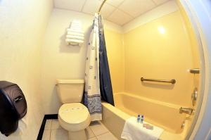 un bagno con wc e vasca da bagno di Superlodge Absecon/Atlantic City ad Absecon