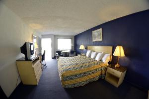 una camera d'albergo con un letto e una televisione di Superlodge Absecon/Atlantic City ad Absecon