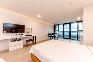 Kuchyň nebo kuchyňský kout v ubytování Jeju I've Hotel & Resort