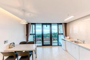 Kuchyň nebo kuchyňský kout v ubytování Jeju I've Hotel & Resort
