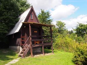 Kemp Prachovská osma في Libuň: منزل صغير بسقف من القش