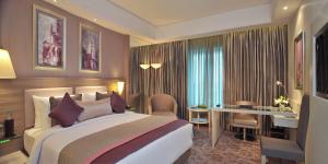 Postel nebo postele na pokoji v ubytování Radisson Hyderabad Hitec City
