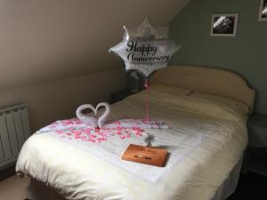 A bed or beds in a room at Old Coach House Studio 