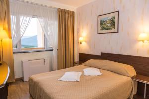Postel nebo postele na pokoji v ubytování Hotel Germisara + 37 fotografií