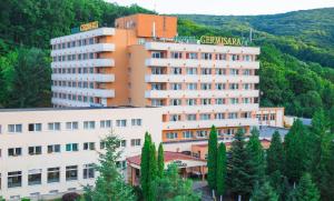 Nespecifikovaný výhled na hory nebo výhled na hory při pohledu z hotelu