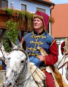 un hombre de uniforme montando un caballo blanco en Villa Toskana, en Rothenburg ob der Tauber