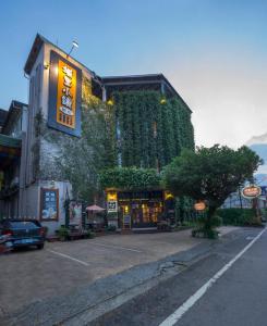 un edificio ricoperto di edera verde su una strada di Puli Town B&B a Puli