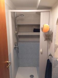 een kleine badkamer met een douche en een toilet bij Casa Colore in Napels