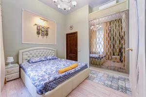 a bedroom with a bed and a walk in shower at STN Apartments by the Hermitage in Saint Petersburg