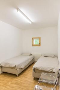 Un pat sau paturi într-o cameră la Chesa Rivarel - Pontresina
