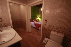 Łazienka z toaletą i sypialnią w obiekcie Os Tres Teixos w mieście San Acisclo